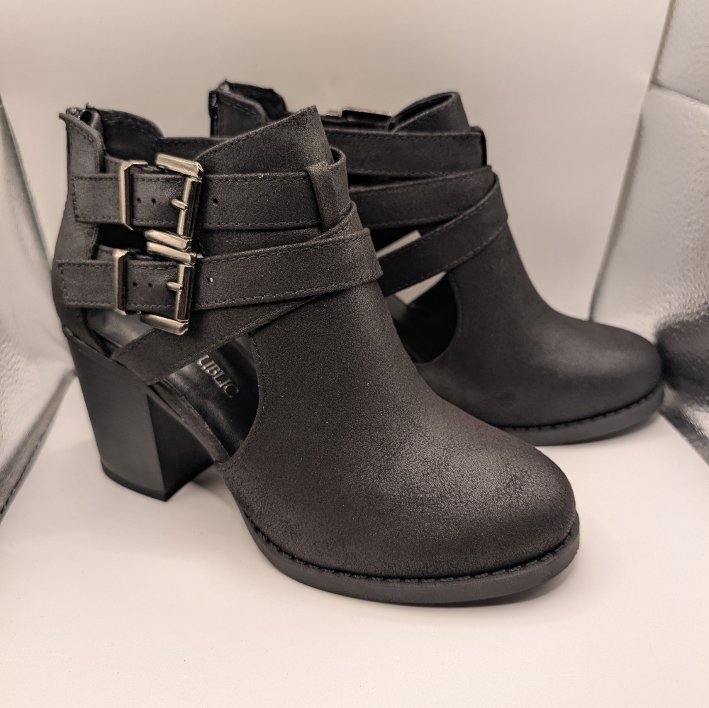 Stylish Black Women's Ankle Boots with a 3.25-inch Block Heel Size 5